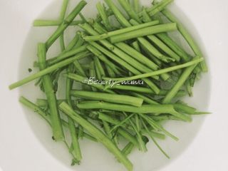 3、去油去腻—黑木耳炒空心菜,放水中浸泡，清洗