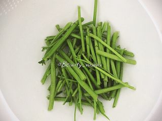 4、去油去腻—黑木耳炒空心菜,沥干水分，捞出备用