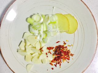 5、去油去腻—黑木耳炒空心菜,葱姜蒜等调料备好，如图