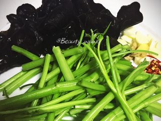 6、去油去腻—黑木耳炒空心菜,泡好的木耳也沥干水分备用