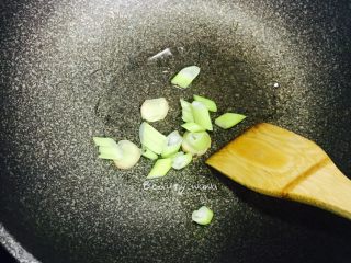 8、去油去腻—黑木耳炒空心菜,油热后，加入葱姜蒜辣椒碎爆香