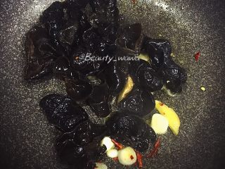 9、去油去腻—黑木耳炒空心菜,加入木耳小火煸炒