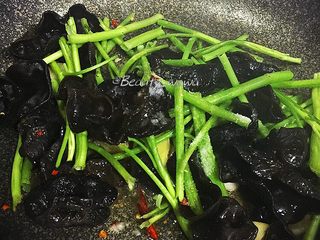11、去油去腻—黑木耳炒空心菜,加入盐、料酒、鸡精调味，然后转大火翻炒至空心菜变熟（不要炒太久，会让空心菜丧失爽脆口感）