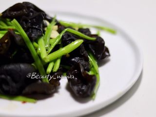 14、去油去腻—黑木耳炒空心菜,收一张侧面的，忍不住尝了一口，我要动筷子去了......