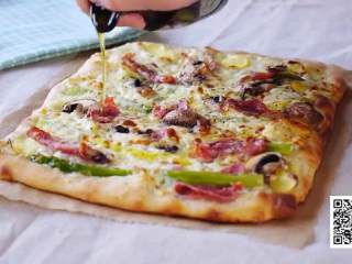 12、春日田园披萨,放进烤箱，热风230度或上下火250度，中层烤10-15分钟，出炉后撒上橄榄油
