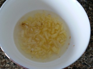 2、香菇肉丸（可蒸可烤）,用少量开水浸泡，一会儿取姜蒜汁用