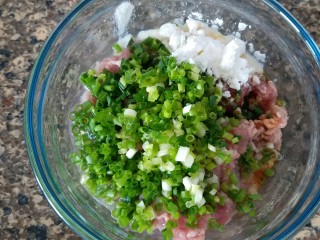 4、香菇肉丸（可蒸可烤）,把葱姜汁，3克生粉，5克生抽，葱花一起放进肉沫里拌均匀