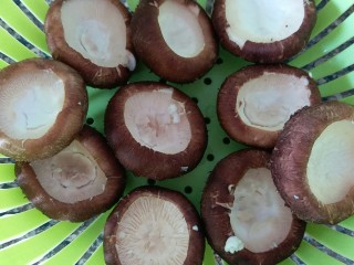 6、香菇肉丸（可蒸可烤）,去把后的香菇，像一个个小碗，取十个用