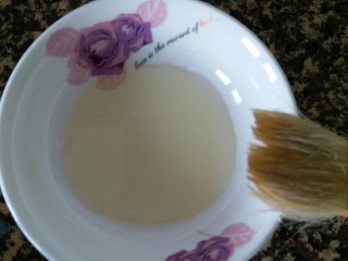 8、香菇肉丸（可蒸可烤）,用味碟准备好玉米油