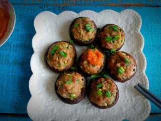 14、香菇肉丸（可蒸可烤）,配上我娘亲做的辣椒酱真是绝配