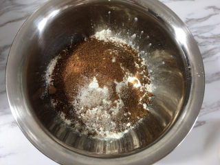 1、爱心型凤梨馅夹心挞饼,将面粉，红糖，盐放入盆中。