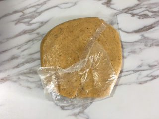 4、爱心型凤梨馅夹心挞饼,装入保鲜袋里放冰箱冷藏30分钟。