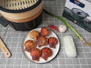 1、蒜蓉粉丝蒸扇贝,准备食材。