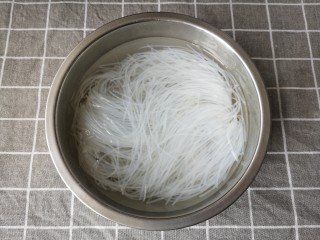 2、蒜蓉粉丝蒸扇贝,粉丝用温水泡软备用。