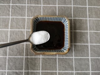 10、蒜蓉粉丝蒸扇贝,用味极鲜酱油，蚝油，盐，鸡精，白糖调一碗料汁，搅拌均匀，自己尝一下口味，咸淡根据个人喜好调整就行。