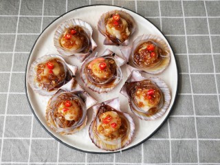 15、蒜蓉粉丝蒸扇贝,撒上小米辣圈。