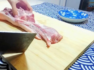 1、秋膘叉烧肉,准备一块猪梅肉或猪五花，洗净。