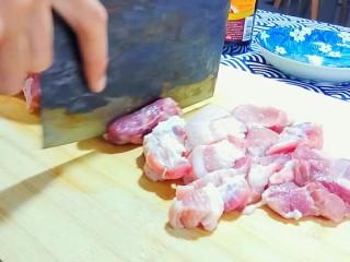 2、秋膘叉烧肉,猪肉切1.5厘米厚的大肉片。