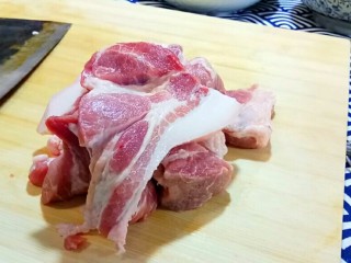 3、秋膘叉烧肉,切完后，也可以用牙签扎一下肉，可以更好的入味。我这里没用牙签扎。