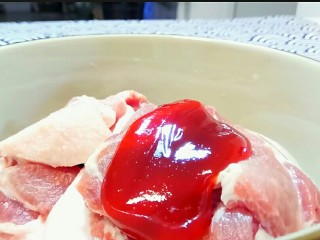 5、秋膘叉烧肉,叉烧酱两勺。