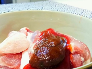 6、秋膘叉烧肉,柱侯酱2勺。