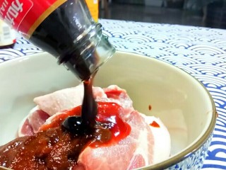 7、秋膘叉烧肉,加入耗油、老抽、蜂蜜。就不用加盐了，酱料本身都有盐。