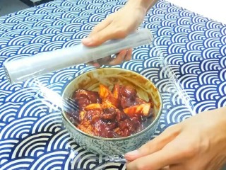 9、秋膘叉烧肉,盖上保鲜膜。