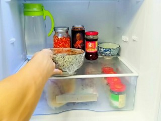 10、秋膘叉烧肉,放入冰箱，腌制10小时以上。我是晚上腌制，第二天中午做的，很入味。