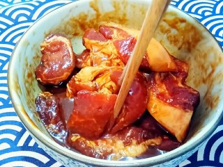 11、秋膘叉烧肉,这是腌制了一夜的猪肉，颜色很漂亮，也很入味。