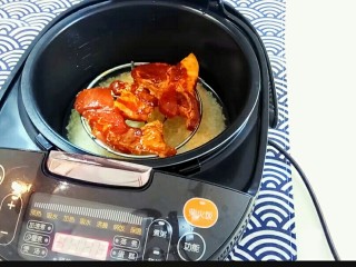 12、秋膘叉烧肉,先做一个叉烧饭，电饭锅放入米和水，就和平时蒸饭一样。放上架子，放上叉烧肉，蒸熟。