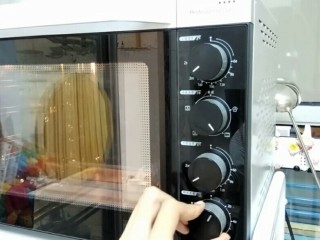 13、秋膘叉烧肉,烤箱200℃预热。