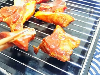 14、秋膘叉烧肉,叉烧肉铺到烤架上。
