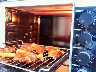 15、秋膘叉烧肉,放入预热好的烤箱先烤10分钟。