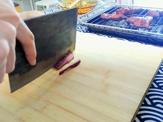 17、秋膘叉烧肉,烤好的叉烧肉切片。