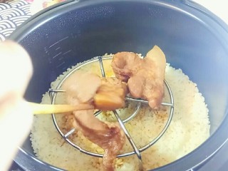18、秋膘叉烧肉,叉烧饭也做好了。先把肉取出。切片。