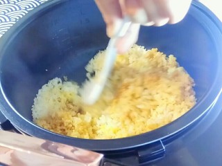 19、秋膘叉烧肉,用勺子把米饭拌匀。