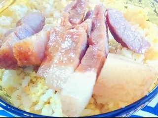 20、秋膘叉烧肉,叉烧肉切好，码在米饭上。
