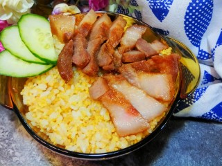 21、秋膘叉烧肉,放上几片黄瓜片做装饰，叉烧饭就做好了。