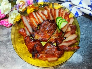 22、秋膘叉烧肉,叉烧肉摆盘，黄瓜片装饰。