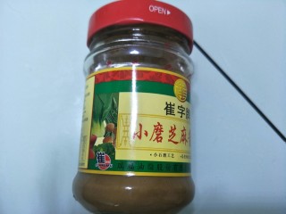 1、自制火锅蘸料,准备食材，芝麻酱。