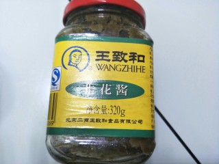 2、自制火锅蘸料,准备食材，韭菜花。