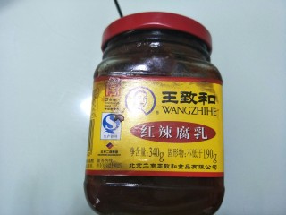 3、自制火锅蘸料,准备食材，豆腐乳。