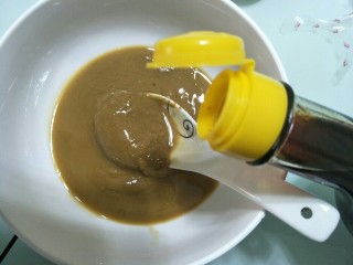 5、自制火锅蘸料,加入适量的生抽。