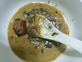 7、自制火锅蘸料,加半块腐乳。