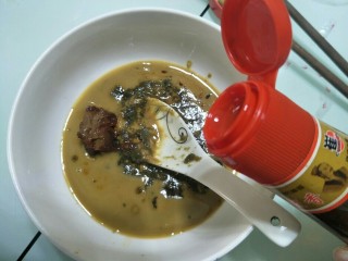 8、自制火锅蘸料,加适量的芝麻油。