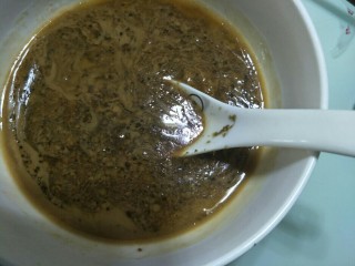 9、自制火锅蘸料,倒入适量的水来稀释一下，然后使劲的搅拌，用勺子头不停的搅拌。让这些材料充分的融合在一起。