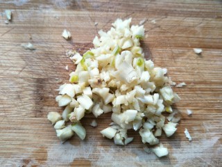 10、自制火锅蘸料,把蒜切成蒜末。