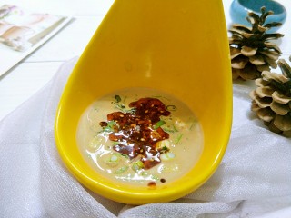 12、自制火锅蘸料,喜欢辣的放少许辣辣椒油即可。