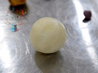 5、好看好玩又好做的颜值担当——桃山皮月饼,包好的月饼坯，表面一定不可以有裂缝。如果出现裂缝就把周围的皮像裂缝处抹，抹平。