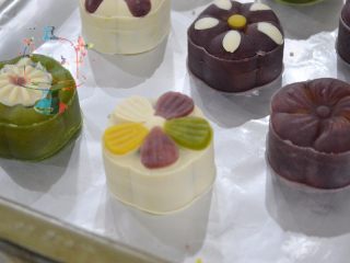 9、好看好玩又好做的颜值担当——桃山皮月饼,送入预热好的烤箱，180℃，烘烤10分钟后。取出放凉一会后再转移到晾架上彻底放凉。刚出炉的桃山皮月饼还很软，这个时候最后不要移动，否则容易变